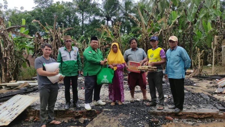 BAZNAS Musi Rawas Bantu Korban Kebakaran. [rakyatsumsel.co.id/Penerbit PT Ali Putra Heri]