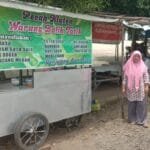 Ibu Tatik, Pemilik Warung Bulek Tatik. [Foto dok rakyatsumsel.co.id/penerbit PT Ali Putra Heri]
