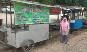 Ibu Tatik, Pemilik Warung Bulek Tatik. [Foto dok rakyatsumsel.co.id/penerbit PT Ali Putra Heri]