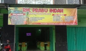 Rumah Makan Prabu Indah terletak di Kawasan Komplek Ruko Agropolitan Center Muara Beliti, Ibukota Musi Rawas. [rakyatsumsel.co.id/Penerbit PT Ali Putra Heri]