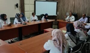 Assisten I , Plt Kadinkes Kota Lubuklinggau, Drs Erwin Armeidi, M.Si Pimpin Rapat Bulanan Evaluasi Kinerja Seluruh Puskemas di Kota berslogankan Sebiduk Semare. Klik rakyatsumsel.co.id