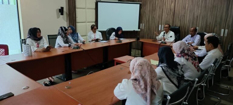 Assisten I , Plt Kadinkes Kota Lubuklinggau, Drs Erwin Armeidi, M.Si Pimpin Rapat Bulanan Evaluasi Kinerja Seluruh Puskemas di Kota berslogankan Sebiduk Semare. Klik rakyatsumsel.co.id