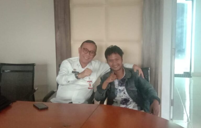 Assisten I, Plt Kadinkes Kota Lubuklinggau, Drs Erwin Armeidi, M.Si bersama adik angkatnya, Ali, Pendiri rakyatsumsel.co.id, Mantan Caleg PAN, Pentolan PWI, Mahasiswa Hukum. Klik rakyatsumsel.co.id