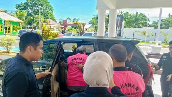 Para tersangka perjalanan dinas fiktif DPRD Kaur Bengkulu.