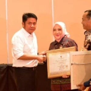 Bupati Musi Rawas Hj Ratna Machmud bersama Gubernur Sumsel H Herman Deru.