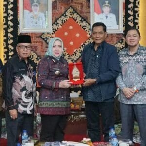 Bupati Musi Rawas, Hj Ratna Machmud didampingi Sekda Ali Sadikin bersama Ombudsman RI.