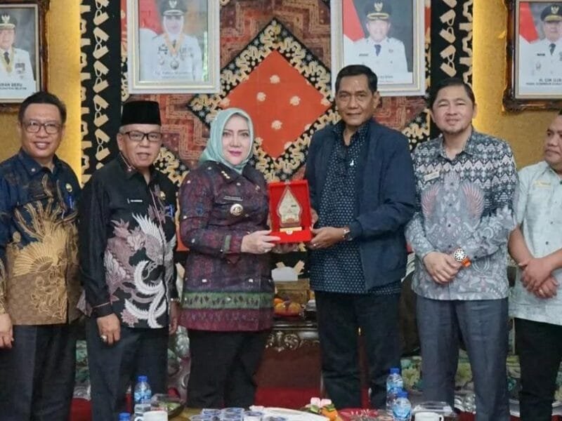 Bupati Musi Rawas, Hj Ratna Machmud didampingi Sekda Ali Sadikin bersama Ombudsman RI. Bupati Musi Rawas, Hj Ratna Machmud didampingi Sekda Ali Sadikin bersama Ombudsman RI.